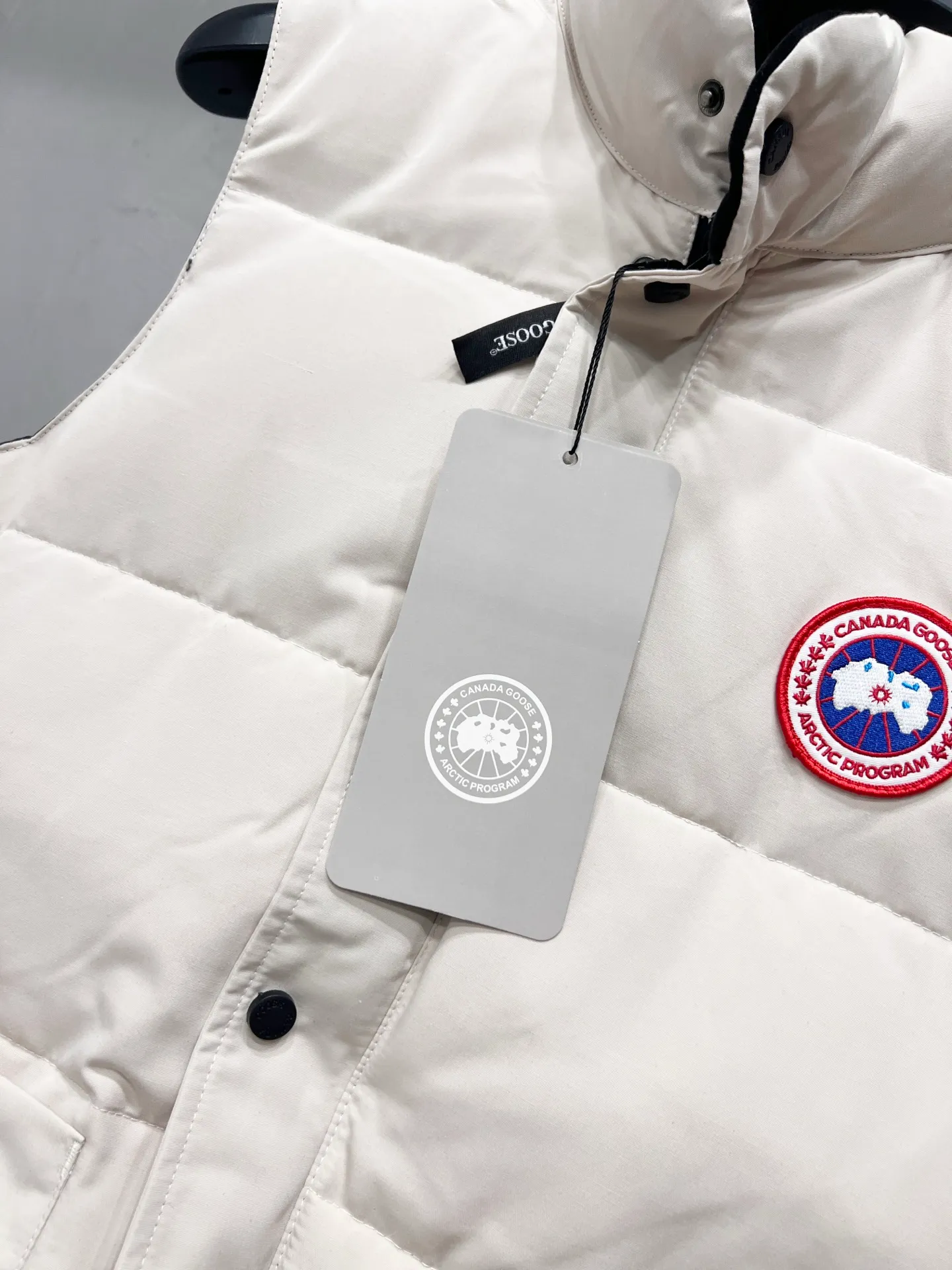 P330 model number: YC26 Canada goose/Canada Goose 4154M Freestyle Crew down vest, using international 50 down, genuine original clothing, pay attention to the version, YKK double zipper, velvet on the back collar, more warm, zippered hidden pocket on the inside, genuine mesh pockets on the inside. If you need to compare with the genuine product, check it out at any time. All accessories are made by the original factory. The fabric is molded and customized according to the original version. It can be restored by kneading it at will (fabric interpretation: the harder the fabric, the better the waterproof performance. Only those who buy the latest authentic version this year will notice the softness and comfort of the fabric. Soft fabrics are waterproof and have memory rebound function, which is the authentic fabric). The down is synchronized with genuine white duck down, fluffy and not clumps. The original version of Big Goose is white duck down. It is not the goose down boasted by the world's random copywriting. It can be verified through any official channel. Customized authentic YKK double zipper military-grade copper core zipper puller. High hardness and no jamming. The original smoothness is restored. The workmanship and wiring are all controlled by workers with more than ten years of service. They must be horizontal and vertical. No crookedness. The inner wiring density is more sophisticated. Feel free to compare. Big goose label. Collar label. Washed label. Hangtag. Zipper rope. Pocket label. Collar velvet. Buttons. All details are updated simultaneously with the original version. The best version. A fighter in a world-famous vest. Compare to the entire network. Color: Black White Navy Blue Gray Gray Gray Label Size: S-XXL